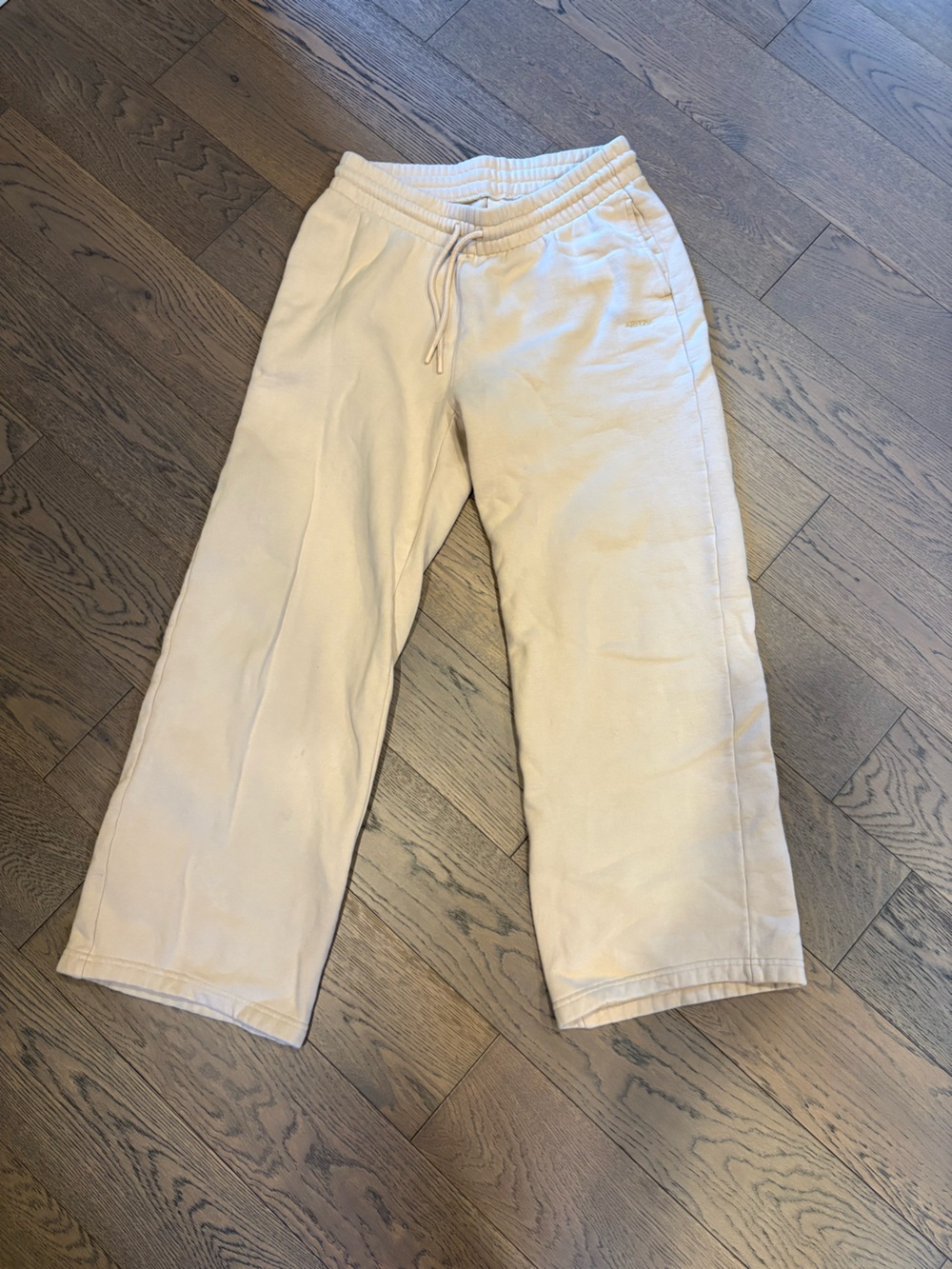 Aritzia Cream Women’s Sweatpants - Relaxed Jogger Style